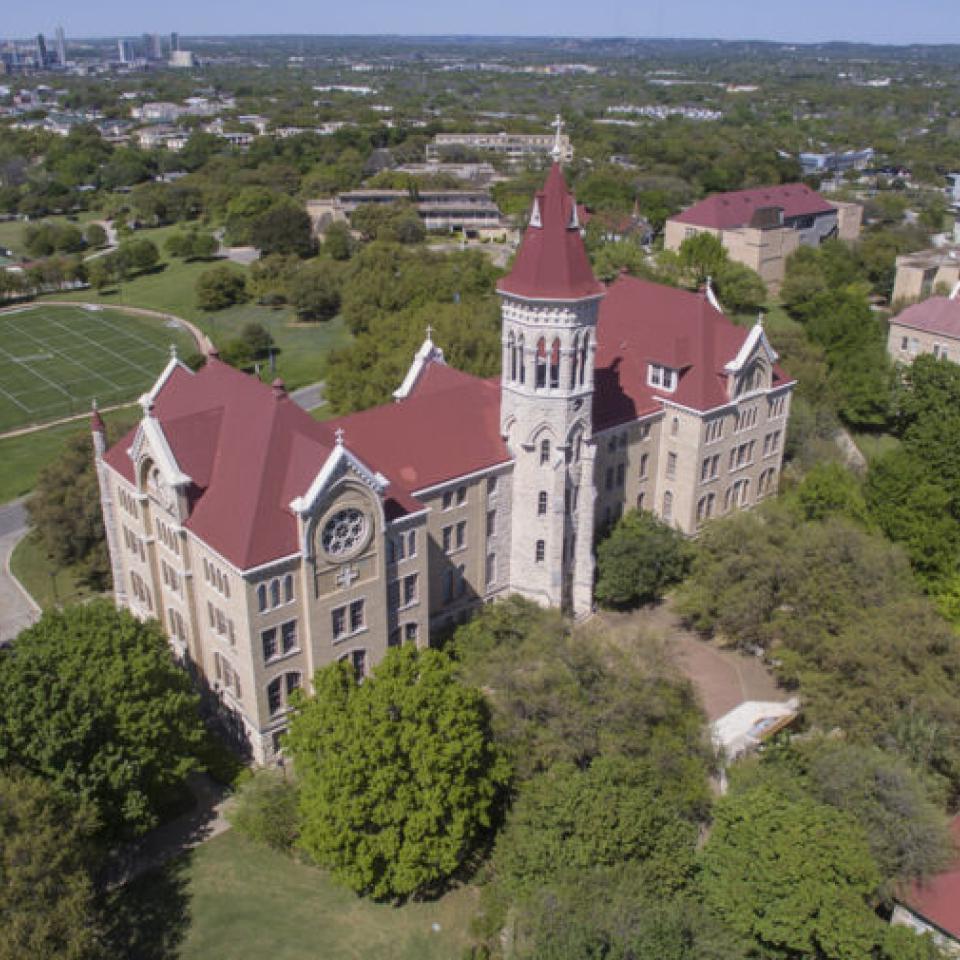 Aerial view of the St. 爱德华大学校园，远处是市中心的天际线